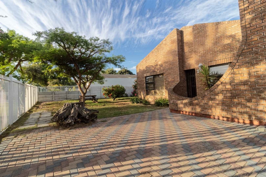 3 Bedroom Property for Sale in Oakglen Western Cape